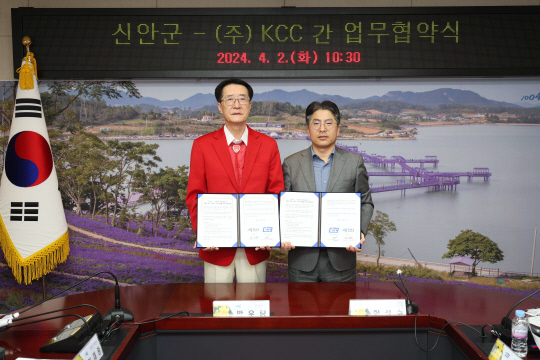 박우량(왼쪽부터) 신안군수와 함성수 KCC 유통도료 사업부장이 지난 2일 업무협약식 후 기념 사진을 촬영하고 있다. KCC 제공.